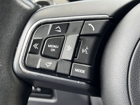 Used 2020 Jaguar F-PACE Premium image 21