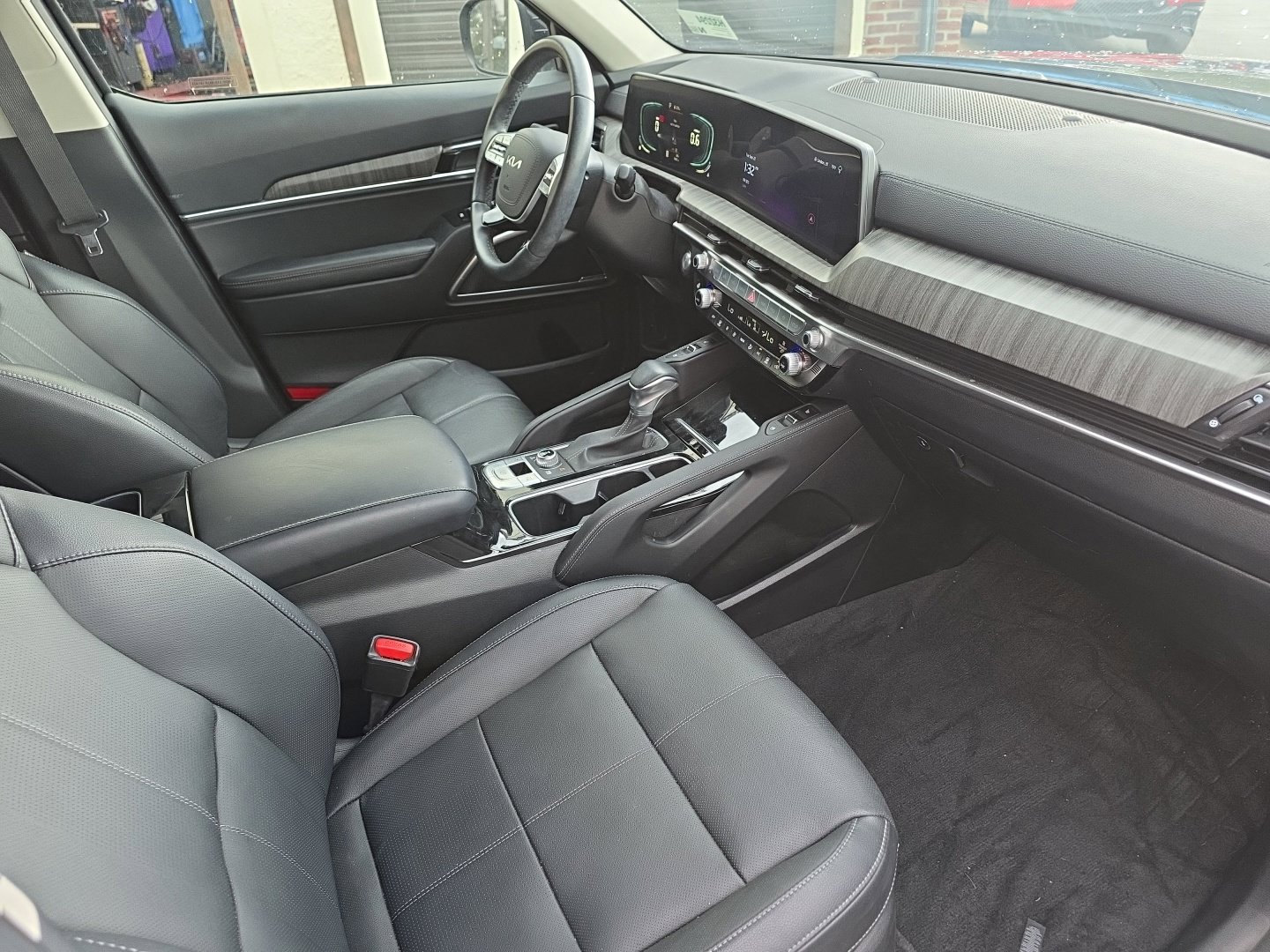 Used 2025 Kia Telluride EX w/ EX Captain's Chair Package AWD/4WD image 37