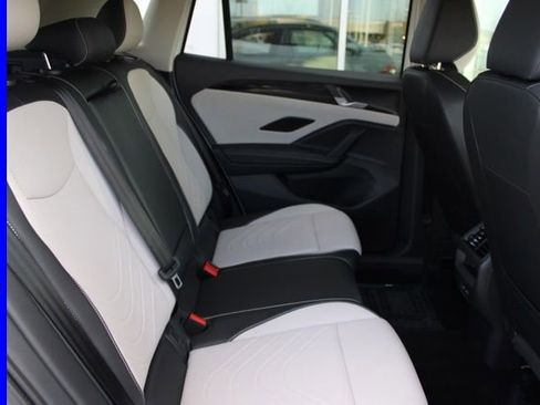 Used 2025 Volkswagen Tiguan SE AWD/4WD image 23