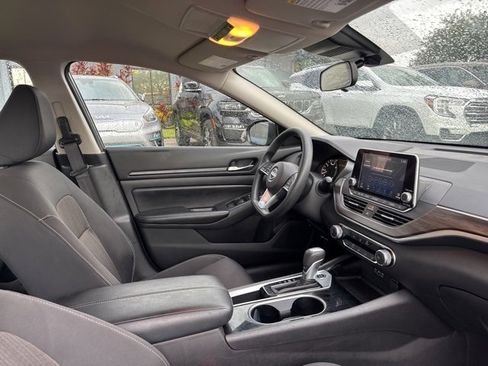 Used 2024 Nissan Altima 2.5 SV image 11