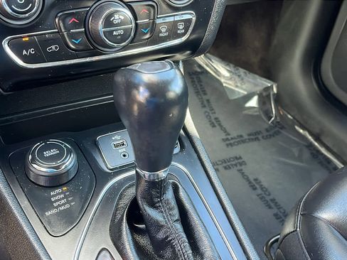 Used 2019 Jeep Cherokee Latitude Plus w/ Comfort/Convenience Group image 17