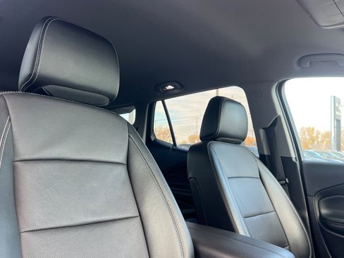 Used 2024 GMC Terrain SLT image 16