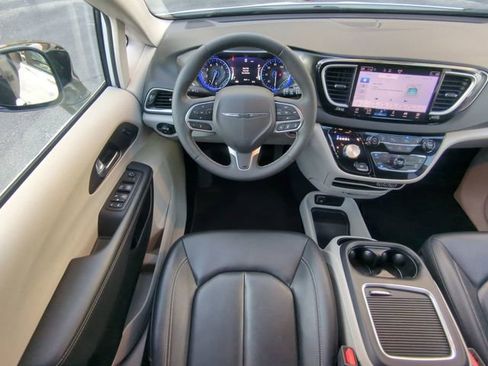 Certified 2024 Chrysler Pacifica Touring-L image 20