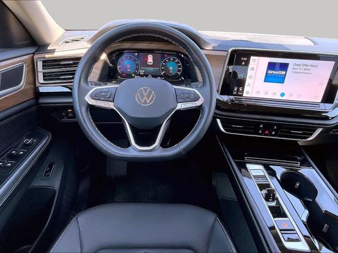 Used 2024 Volkswagen Atlas SE AWD/4WD image 6