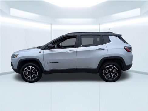 Used 2024 Jeep Compass Trailhawk AWD/4WD image 2