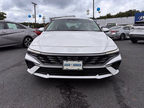 Used 2025 Hyundai Elantra Limited FWD image 2