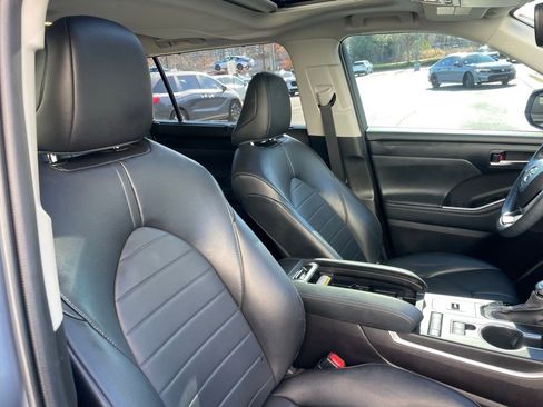 Used 2022 Toyota Highlander XLE image 32