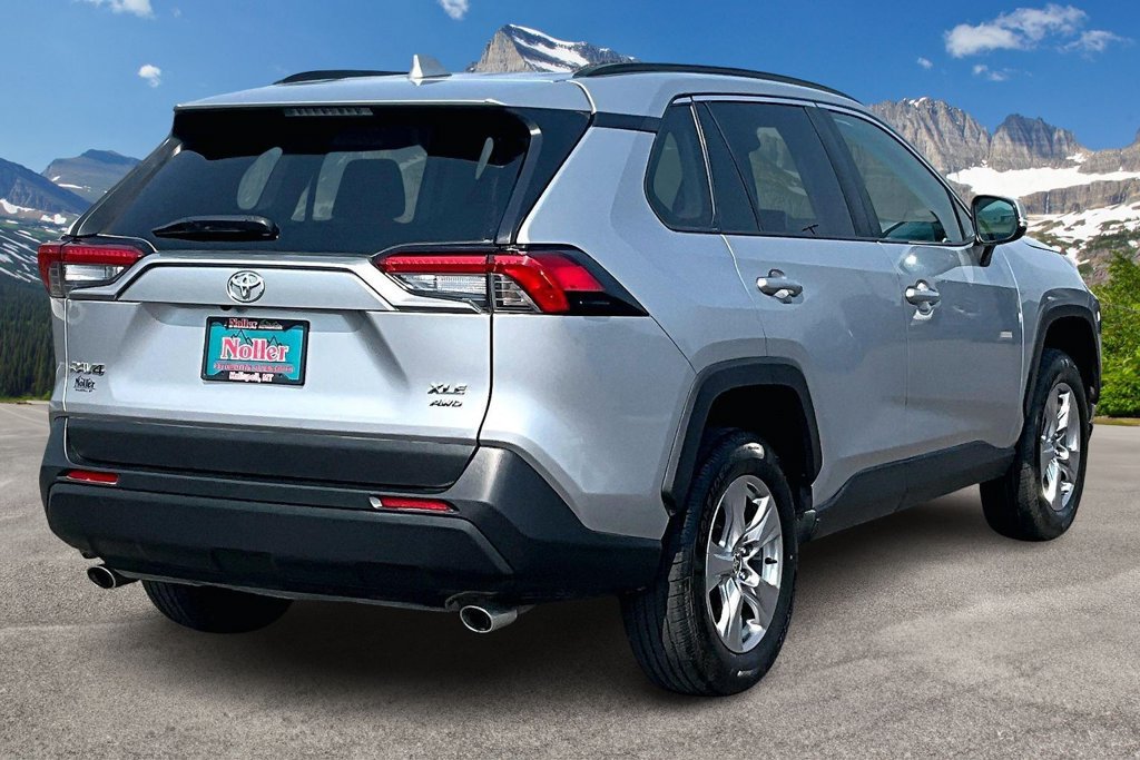 Used 2025 Toyota RAV4 XLE AWD/4WD image 2