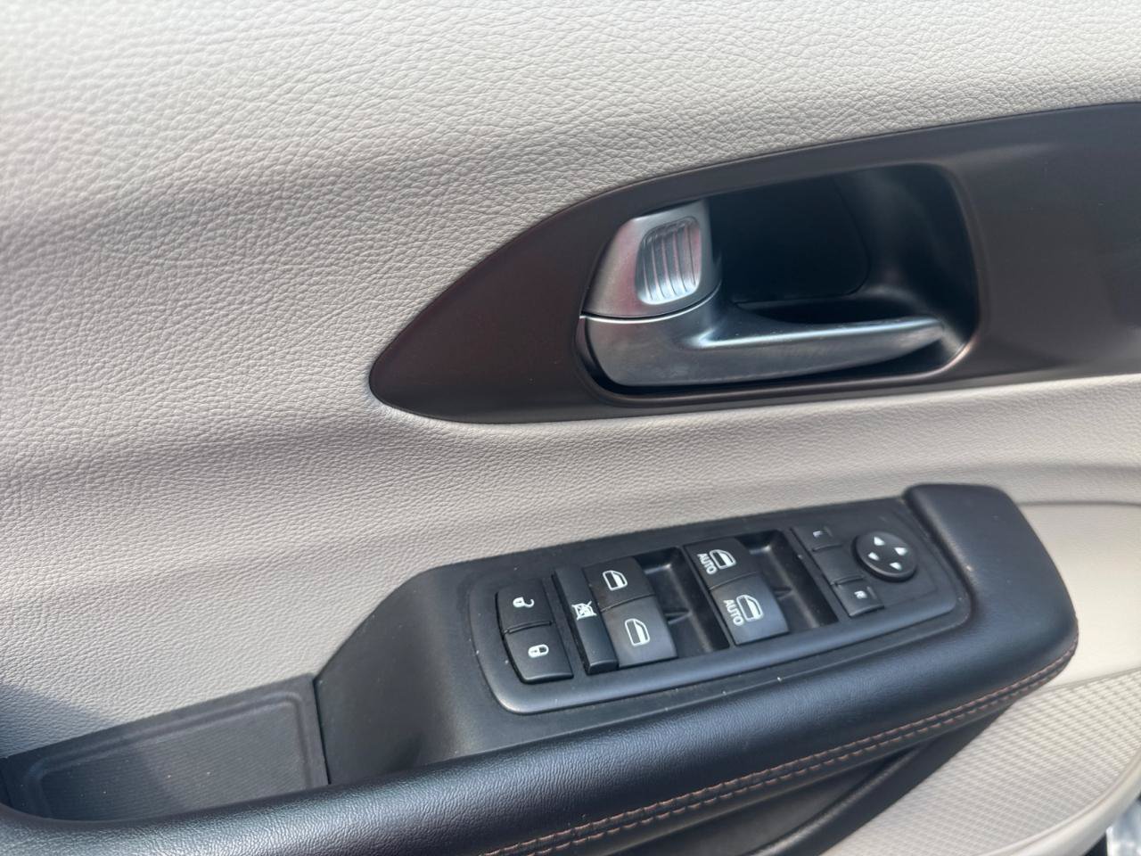 Used 2017 Chrysler Pacifica Touring-L FWD image 18