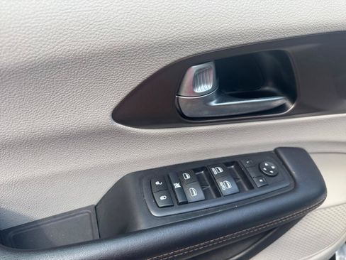 Used 2017 Chrysler Pacifica Touring-L FWD image 18