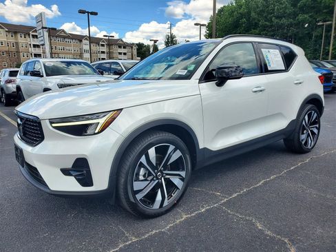 Used 2023 Volvo XC40 B5 Plus w/ Protection Package Premier image 3