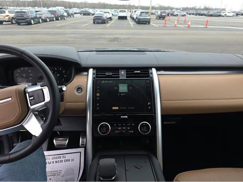 Used 2024 Land Rover Discovery Metropolitan Edition AWD/4WD image 10