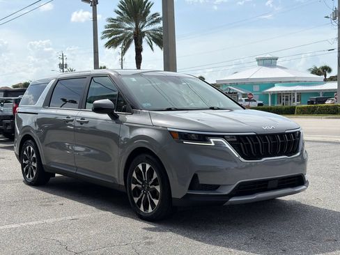 Used 2024 Kia Carnival EX FWD image 7