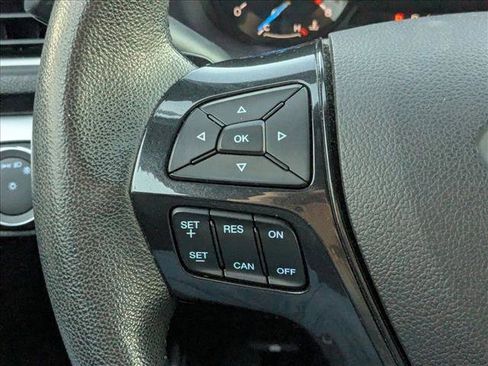 Used 2017 Ford Explorer XLT image 4