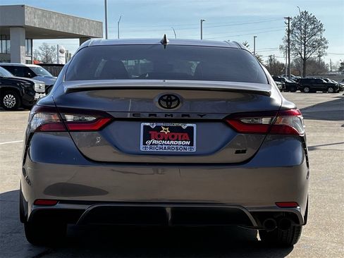 Used 2024 Toyota Camry SE image 5