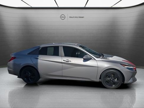 Used 2022 Hyundai Elantra SEL image 3