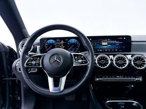 Used 2023 Mercedes-Benz CLA 250 w/ Premium Package image 7
