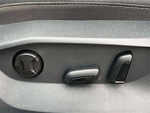 Used 2025 Volkswagen Taos SE image 19