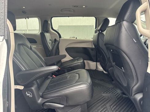 Used 2022 Chrysler Pacifica Touring-L image 12