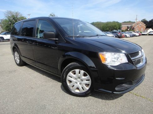 Used 2018 Dodge Grand Caravan SE w/ UConnect Hands-Free Group FWD image 3