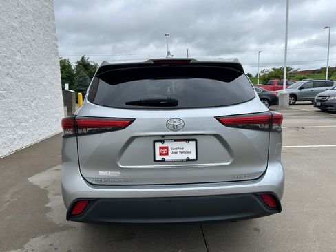 Used 2020 Toyota Highlander XLE AWD/4WD image 5