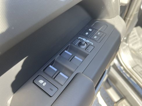 Used 2025 Land Rover Defender 110 X-Dynamic SE image 20