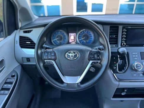 Used 2019 Toyota Sienna LE image 30