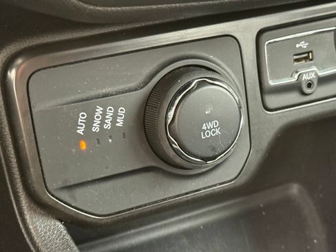 Used 2023 Jeep Renegade Latitude AWD/4WD image 4