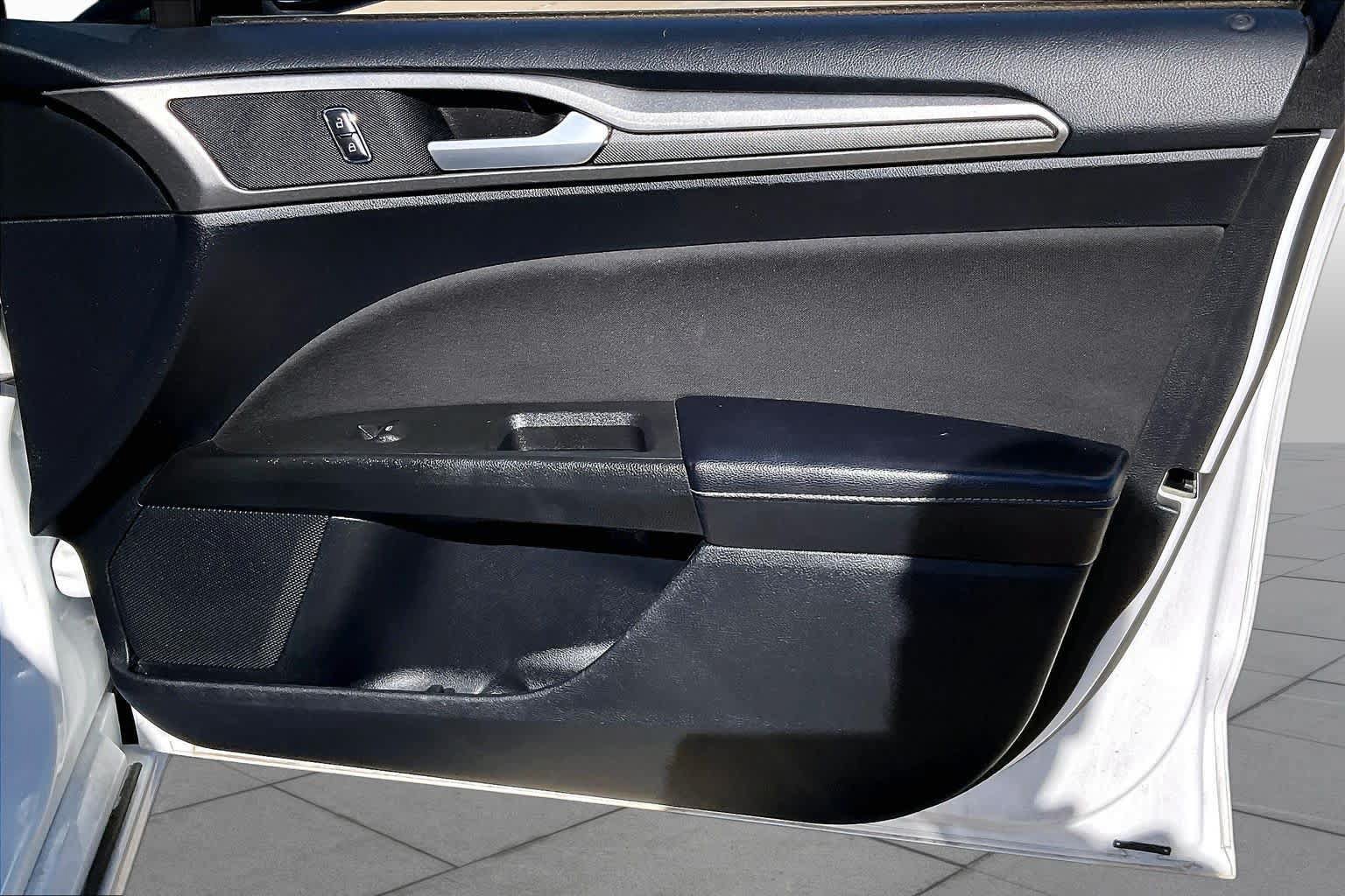 Used 2020 Ford Fusion SE FWD image 23
