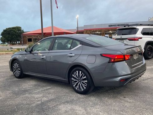 Used 2025 Nissan Altima 2.5 SV FWD image 6