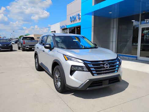 Used 2024 Nissan Rogue S AWD/4WD image 3