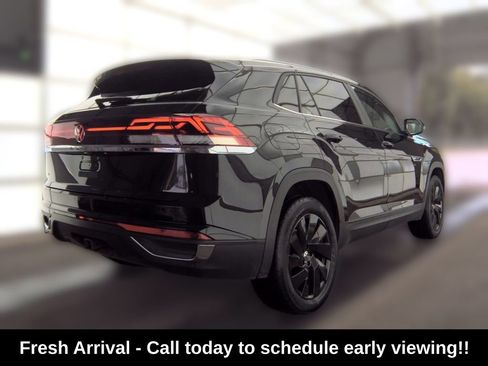 Used 2025 Volkswagen Atlas Cross Sport SE FWD image 3
