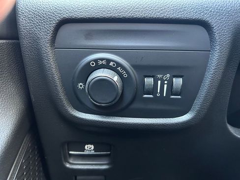 Used 2023 Jeep Grand Cherokee Laredo w/ Luxury Tech Group I image 19