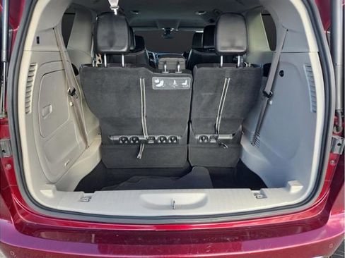 Used 2018 Chrysler Pacifica Limited image 16