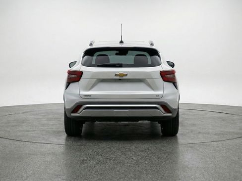 Used 2025 Chevrolet Trax LT w/ LT Convenience Package image 6