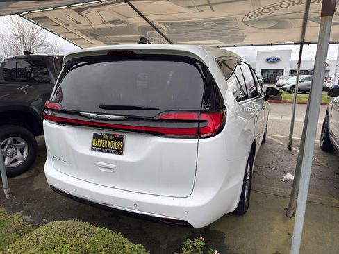 Used 2023 Chrysler Pacifica Touring-L image 5