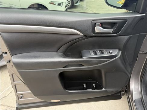 Used 2017 Toyota Highlander SE FWD image 15