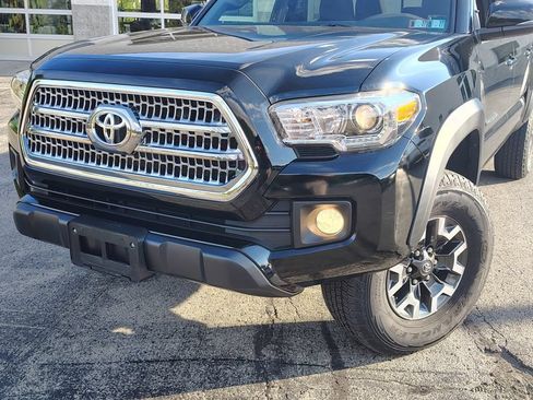Used 2017 Toyota Tacoma TRD Off-Road w/ Tow Package (A/T) AWD/4WD image 2