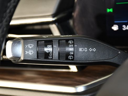 Used 2025 Chevrolet Suburban Z71 image 23