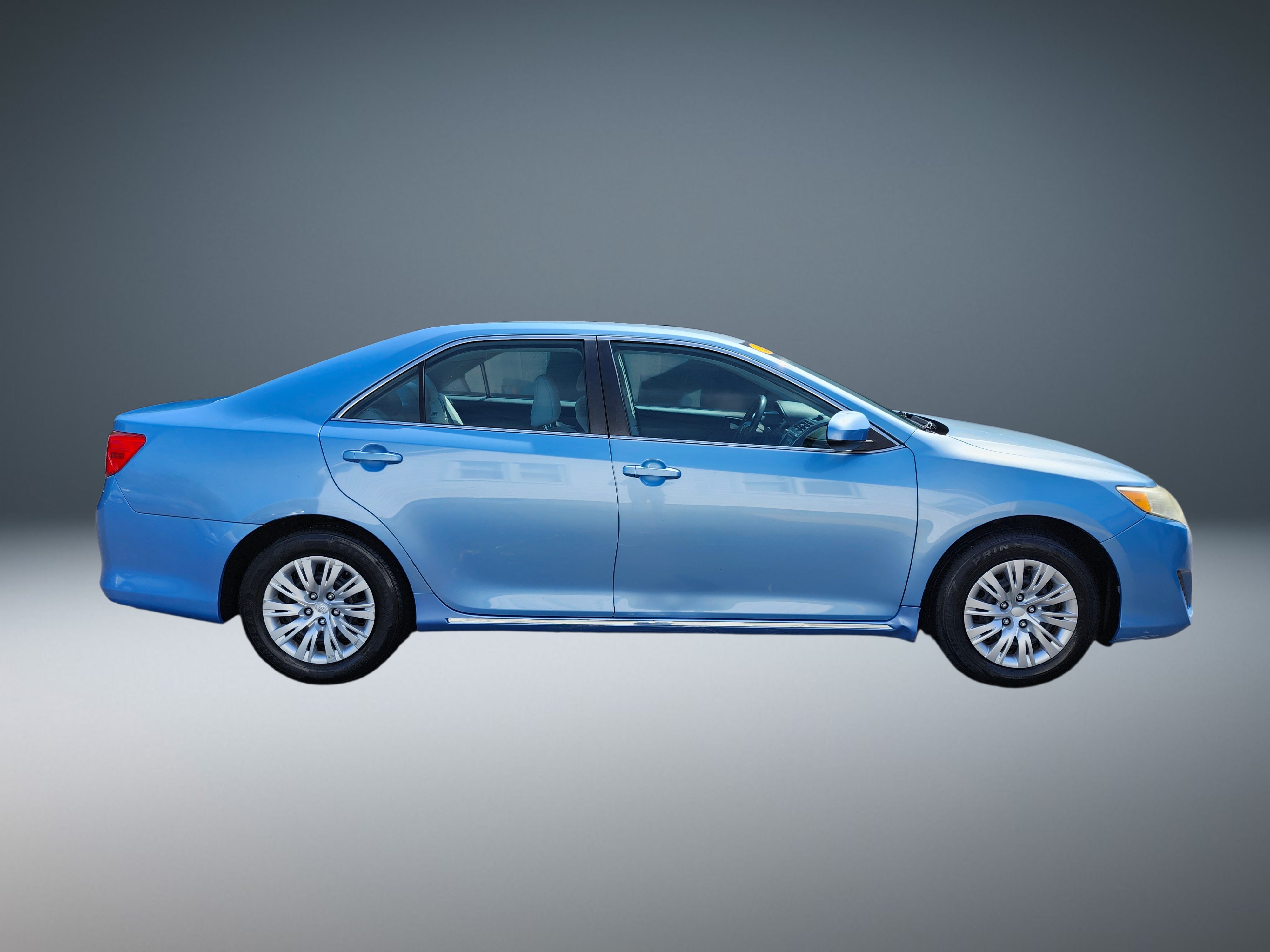 Used 2014 Toyota Camry LE FWD image 2