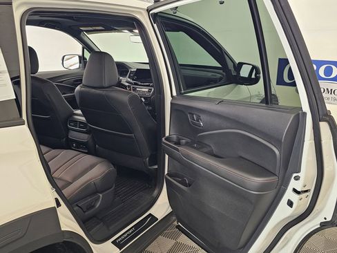 Used 2025 Honda Passport TrailSport image 32