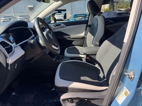 Used 2025 Volkswagen Taos SE image 27