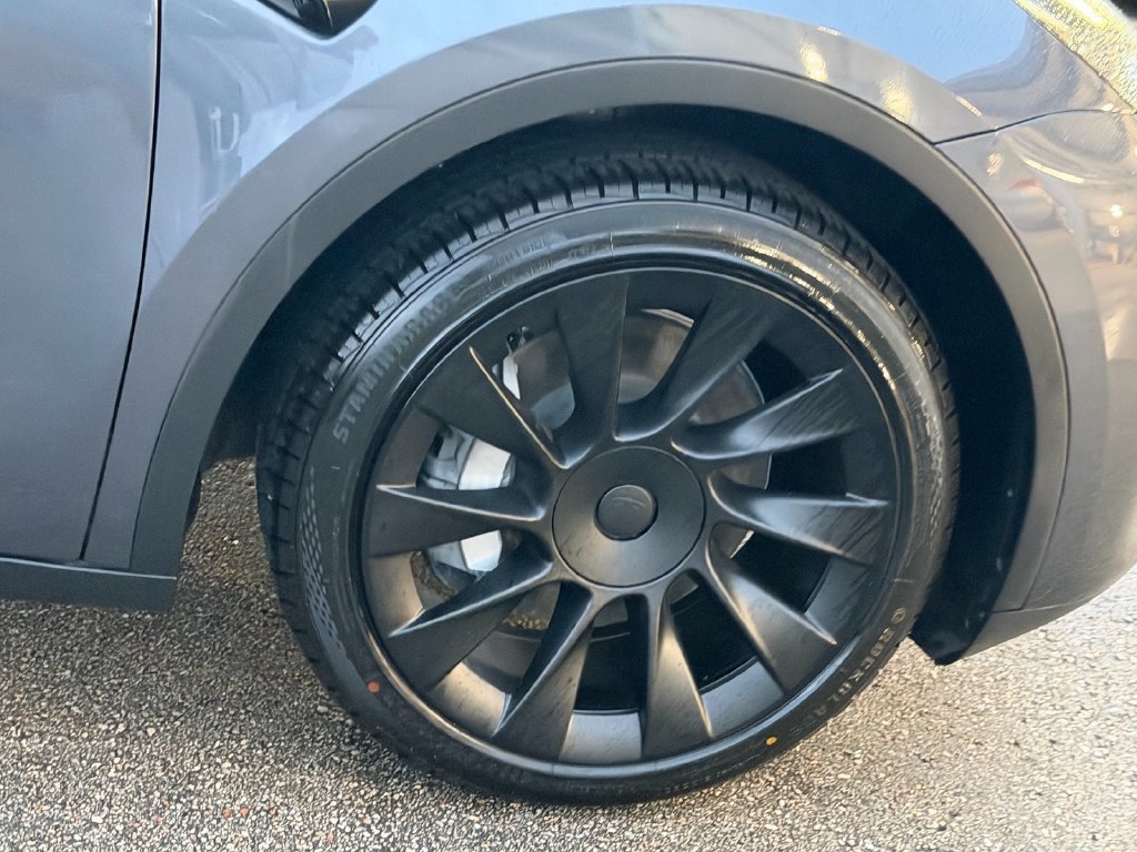 Used 2023 Tesla Model Y AWD image 9