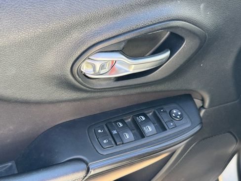 Used 2015 Jeep Cherokee Latitude w/ Comfort/Convenience Group FWD image 9