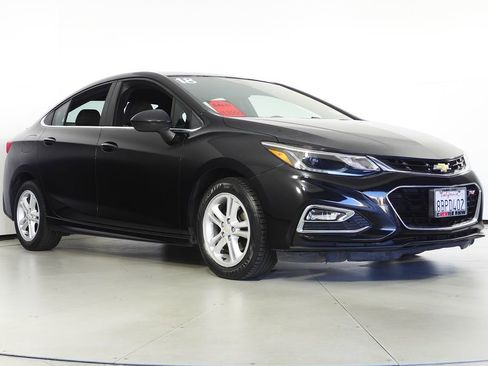 Used 2018 Chevrolet Cruze LT w/ Convenience Package image 4