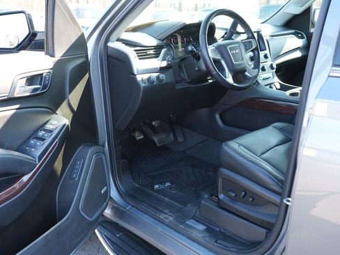 Used 2020 GMC Yukon XL SLT w/ Premium Edition image 13