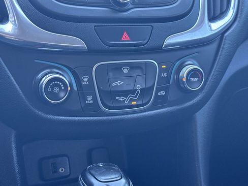 Used 2018 Chevrolet Equinox LT image 18