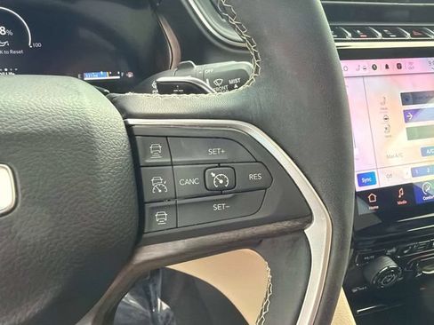 Used 2025 Jeep Grand Cherokee Limited w/ Luxury Tech Group II AWD/4WD image 28