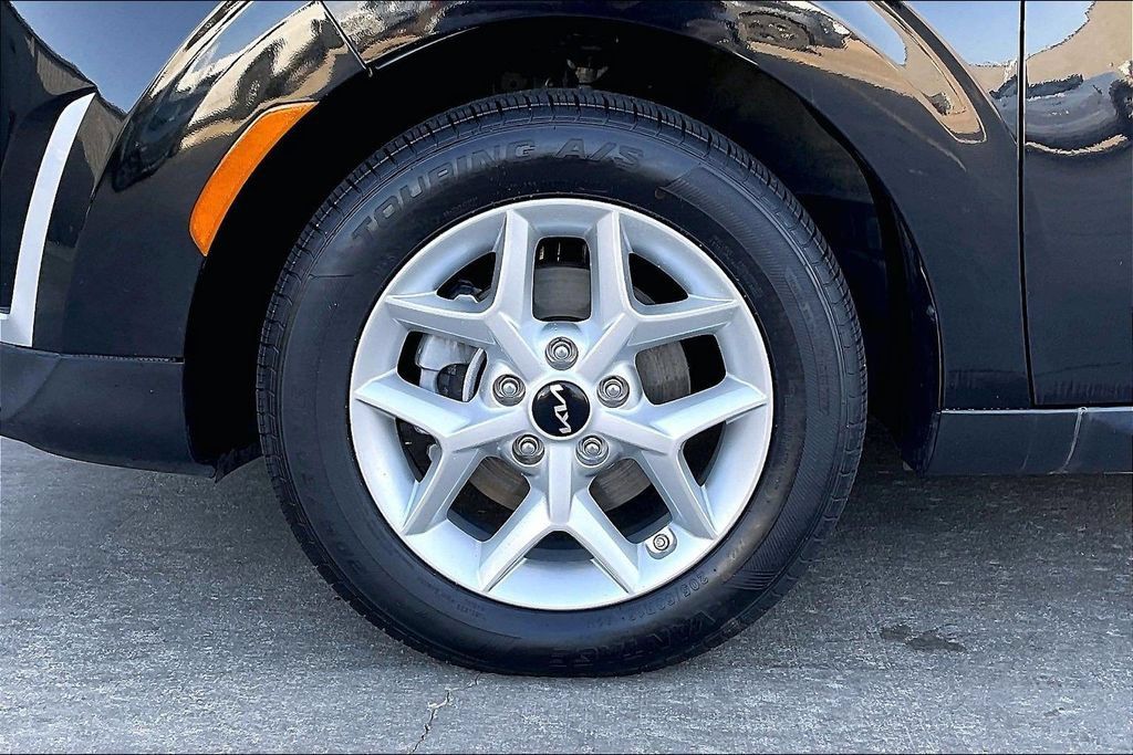 Used 2025 Kia Soul LX w/ LX Technology Package FWD image 8