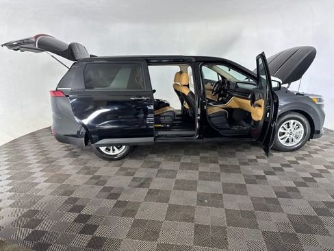 Used 2023 Kia Carnival LX FWD image 15